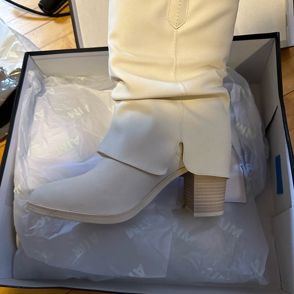 Size 8 boots MIA - Picture 2 of 5